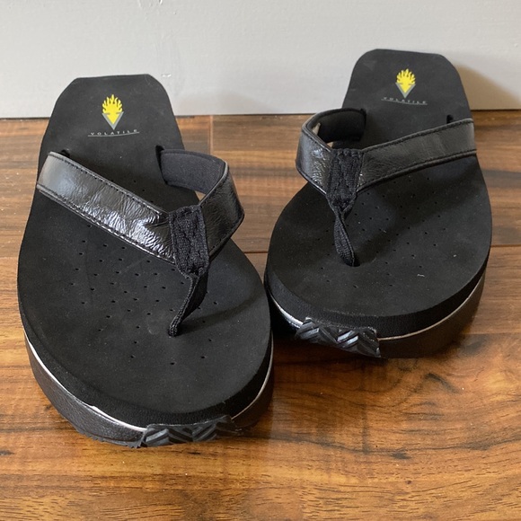 Volatile Leather Platform Flip Flops Size 10 - Picture 3 of 11